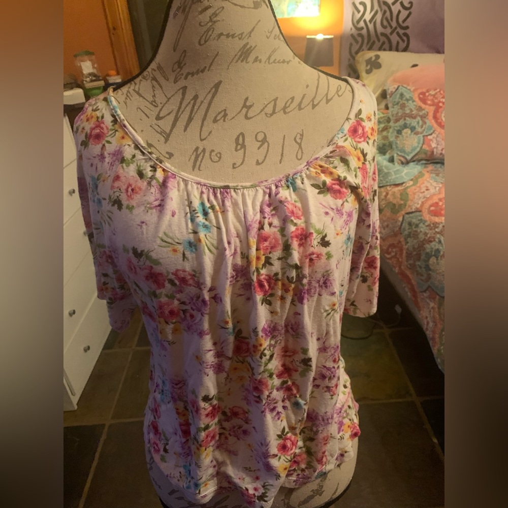 👚2/$15 Super Cute Forever 21 Cold Shoulder Floral Top, Size Small